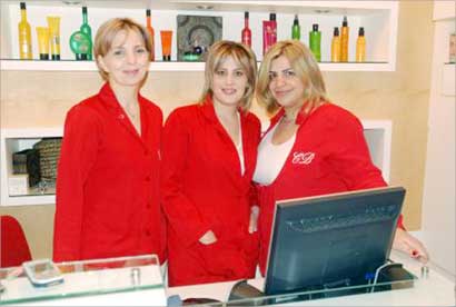 عضوات الاستقبال في منتجع وصالون «تشاوبيلا» 