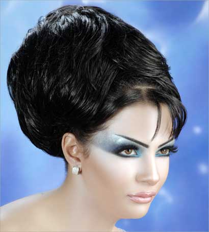 تسريحة «شينون» عالية وماكياج جميل 