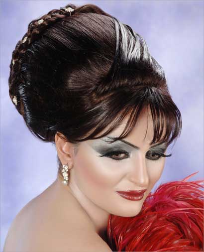 رقة ودقة الماكياج وتسريحة الشعر