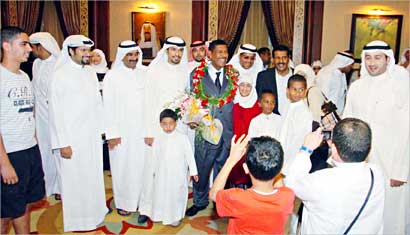 الديكان بين مستقبليه							(تصوير طارق عز الدين)