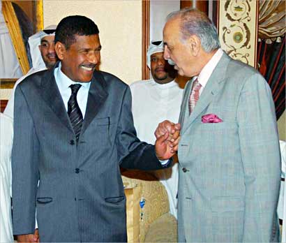 محمد السنعوسي مطمئناً على صحة الديكان  