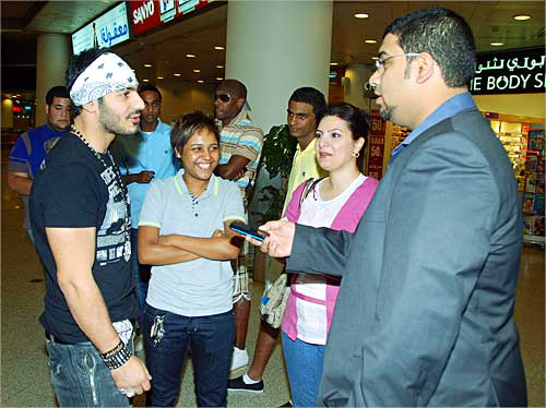 ناصر متحدثا للزميل جابر الرياحي