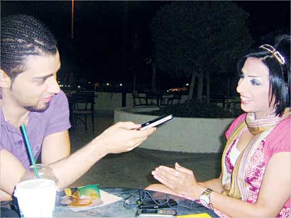 منى البلوشي متحدثة للزميل علاء محمود 