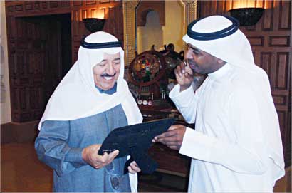 u0639u0628u062fu0627u0644u0639u0632u064au0632 u0627u0644u0639u0628u0643u0644 u064au0642u062fu0645 u0627u0644u0623u063au0646u064au0629 u0625u0644u0649 u0635u0627u062du0628 u0627u0644u0633u0645u0648 u0623u0645u064au0631 u0627u0644u0628u0644u0627u062f  