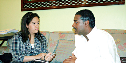 فيصل العميري متحدثا للزميلة شوق الخشتي 