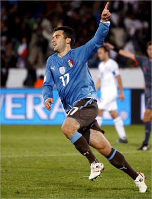  روسي نجم منتخب ايطاليا محتفلا بهدفه الثاني في المرمى الاميركي 		(اي بي ايه) 