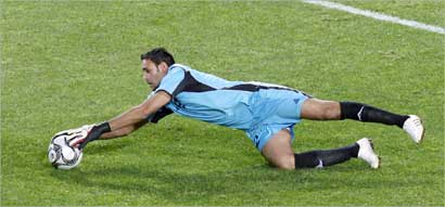 هل ينجح حارس مرمى العراق محمد قاصد في لجم الهجوم الاسباني اليوم؟ 	(رويترز)  