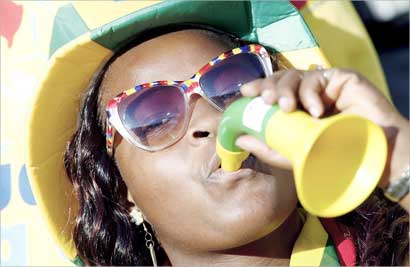 الجماهير الجنوب أفريقية تنتظر الفوز الأول لفريقها 	(اي بي اي) 