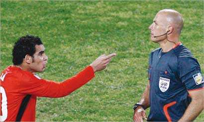 المصري عبدالملك يحتج على قرار الحكم خلال المباراة أمام البرازيل                      (رويترز)  