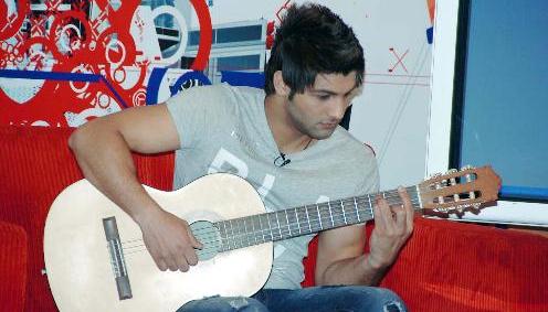 ابراهيم يدوزن النغم على الغيتار ليغني	(تصوير علي السالم)