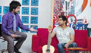 ابراهيم مصغياً لأسئلة أحمد الرفاعي