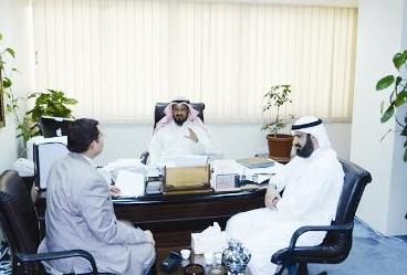 وليد المواش متحدثا إلى الزميل باسم عبدالرحمن بحضور رئيس قسم محررات عقود الزواج والطلاق عبدالله الحمود