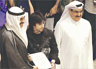 البغلي يتسلم شهادة تقدير من وزير الاعلام السابق صباح الخالد وبدر الرفاعي