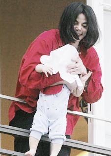 مايكل يوم عرض ابنه برينس مايكل المعروف بـ «بلانكت» من نافذة فندق في المانيا