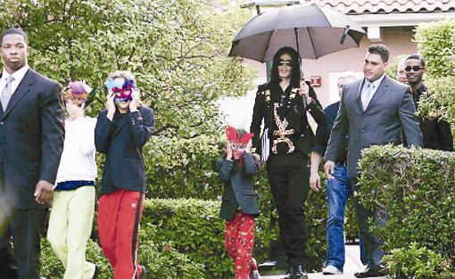 مايكل جاكسون واولاده الثلاثة متخفون بالاقنعة