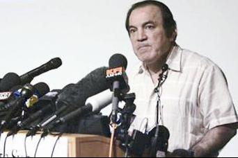 الدكتور طعمة طعمة في المؤتمر الصحافي في لوس أنجليس