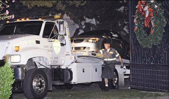 رجال الشرطة ينقلون سيارة الطبيب موراي