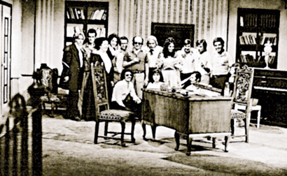 نجوم مسلسل «البؤساء» مع فريق التقنيين والمصورين