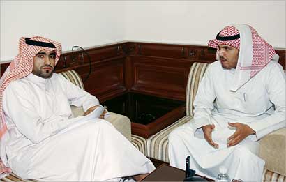  المطيري متحدثا إلى الزميل غازي العنزي (تصوير علي السالم)