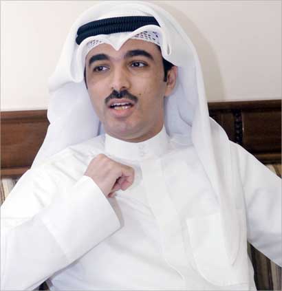 محمد مخلف العنزي في ديوانية «الراي» (تصوير زكريا عطية)