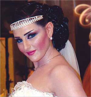 ماكياج يضيف البياض على بشرة العروس وتسريحة ناعمة