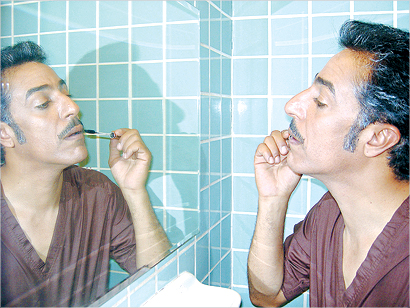 يصبغ شاربه قبل تصوير مشاهده