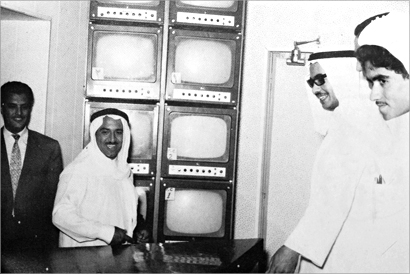 سمو أمير البلاد الشيخ صباح الاحمد عندما كان وزيرا للارشاد والانباء سنة 1962 ويبدو وكيل الوزارة في ذلك الوقت سعدون الجاسم