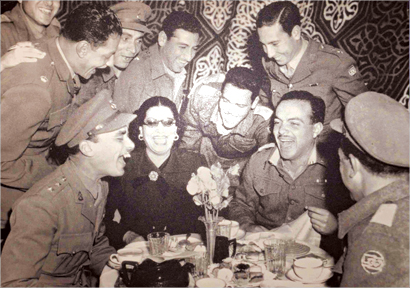 ام كلثوم تنشد برفقة بعض الضباط والجنود المصريين
