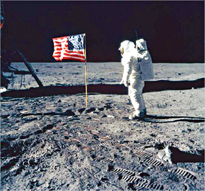 نيل ارمسترونغ بعد رفعه العلم الأميركي على سطح القمر 