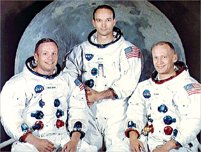 رواد الفضاء (من اليمين) بوز الدرين ومايكل كولينز ونيل ارمسترونغ 