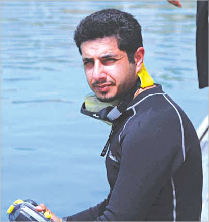 ... واخر يتأمل