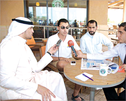 طلال السرحان متحدثاً للزميل فهد مياح