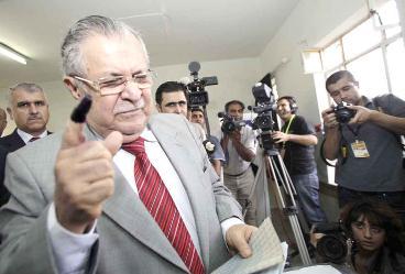 الرئيس العراقي يرفع أصبعه بعد الادلاء بصوته في أربيل	(ا ف ب)