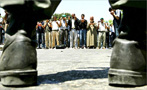 u0635u0644u0627u0629 u062au062du062a u0627u0644u062du0635u0627u0631 u0641u064a u0641u0644u0633u0637u064au0646