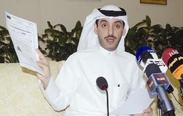 الملا معلناً طلب عقد الجلسة الطارئة	(تصوير أسعد عبدالله)