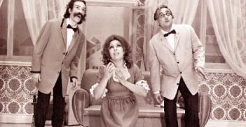 فريال تتوسط ماجد أفيوني وشوشو في مسرحية «واو وسين»