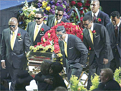 اشقاء واصدقاء مايكل جاكسون يدفعون بنعشه