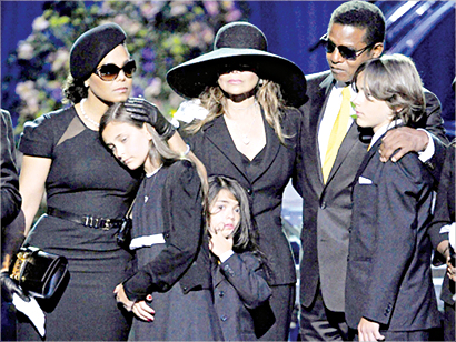 باريس ترتاح على صدر جانيت جاكسون وخلفها برينس مايكل الثاني (بلانكيت) ولاتويا جاكسون وجاكي جاكسون محتضناً برينس مايكل الاول