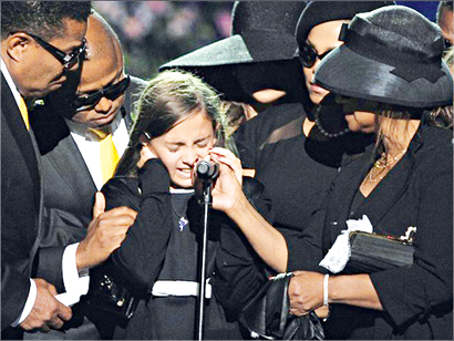 باريس تجهش بالبكاء بعد رثاء والدها