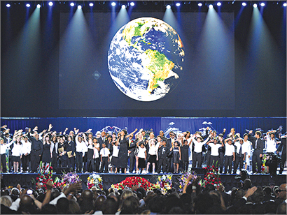 فنانون واقارب واصدقاء جاكسون يغنون «هيل ذا وورلد»