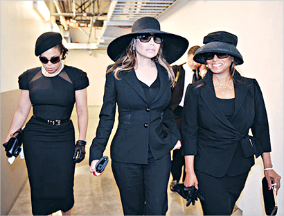 شقيقات مايكل لدى وصولهن إلى التأبين