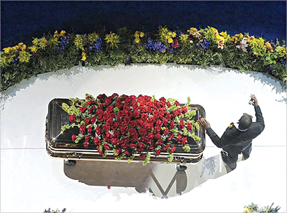 الورود تغمر تابوت جاكسون