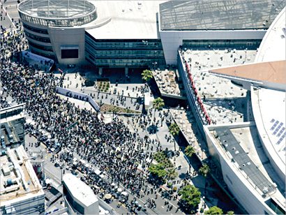 الجموع في محيط «ستايبلز سنتر»