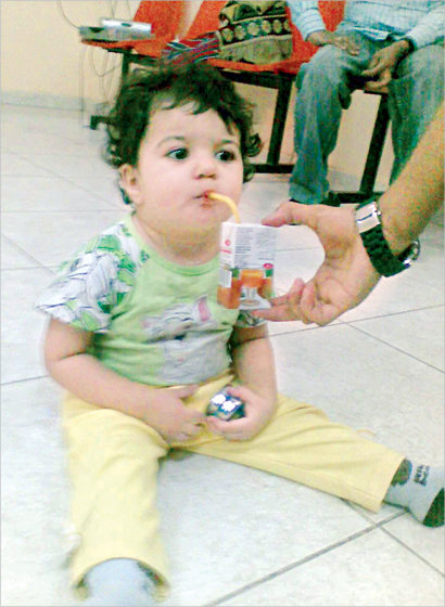 الطفلة تفترش أرض مخفر الأندلس