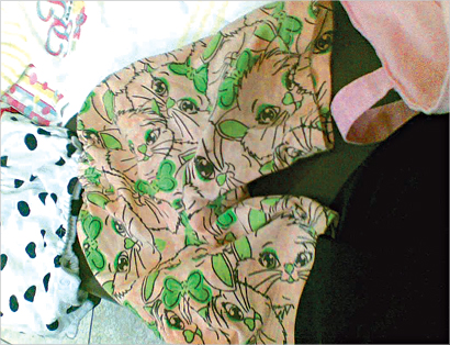 بعض ملابس الطفلة