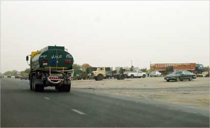 شاحنات على الطريق 
