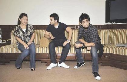 خالد بوصخر وصديقه عبدالله الهاجري والممثلة رندا					(تصوير - أحمد عماد)