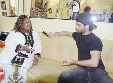 أحلام متحدثة مع الزميل علاء محمود