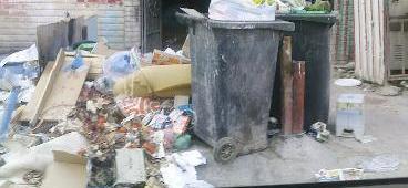 سوق بجوار صناديق القمامة