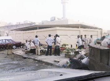 أكوام مكدسة من القمامة